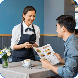 Официантка принимает заказ у гостя с меню в кафе